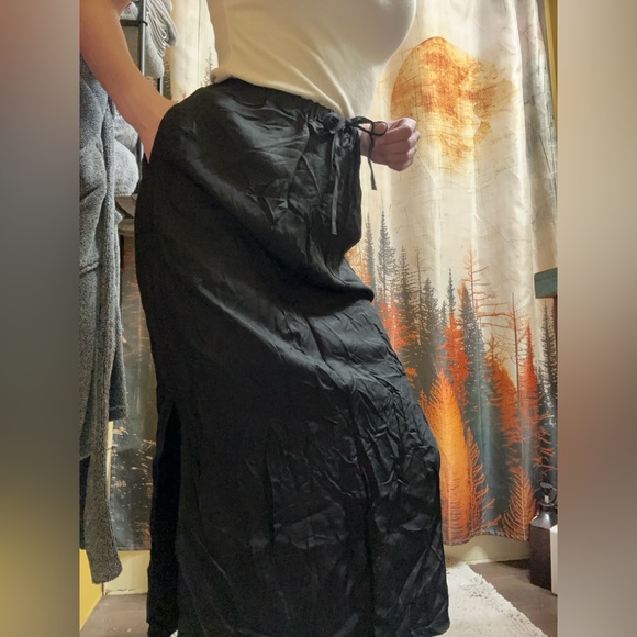 HALARA Black Drawstring Midi Skirt with Side Slits - Picture 4 of 5